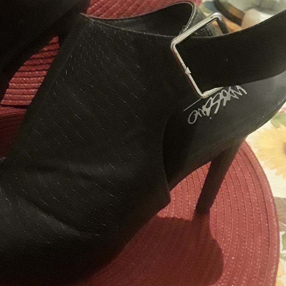 Heels - Picture 2 of 5